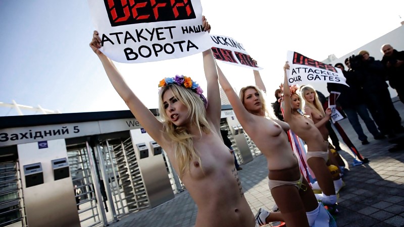 FEMEN - Filles Fraîches Protestent Par La Nudité En Public #7048146