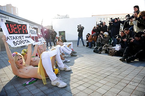 Femen - Cool Mädchen Protestieren Durch öffentliche Nacktheit #7048157