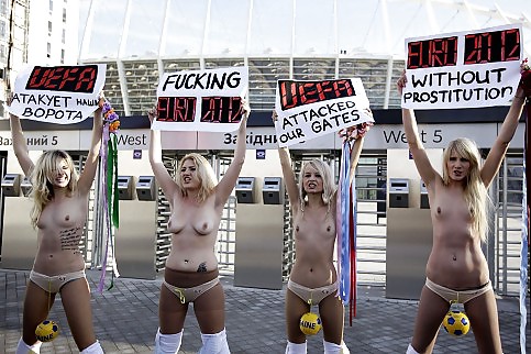 FEMEN - Filles Fraîches Protestent Par La Nudité En Public #7048167