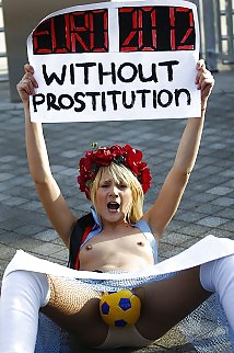 Femen - Cool Mädchen Protestieren Durch öffentliche Nacktheit #7048190