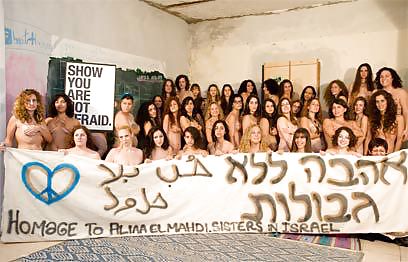 Femen - las chicas cool protestan por la desnudez pública
 #7048203