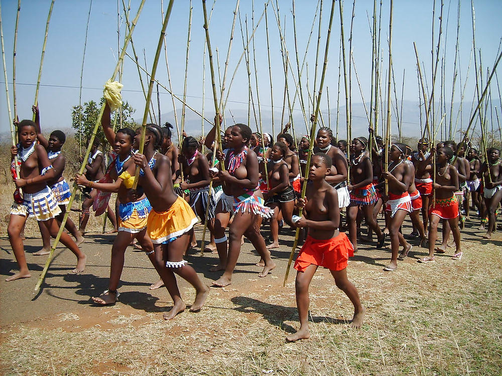 Nackte Mädchen Gruppen 008 - Afrikanische Stammesfeiern 2 #17191332