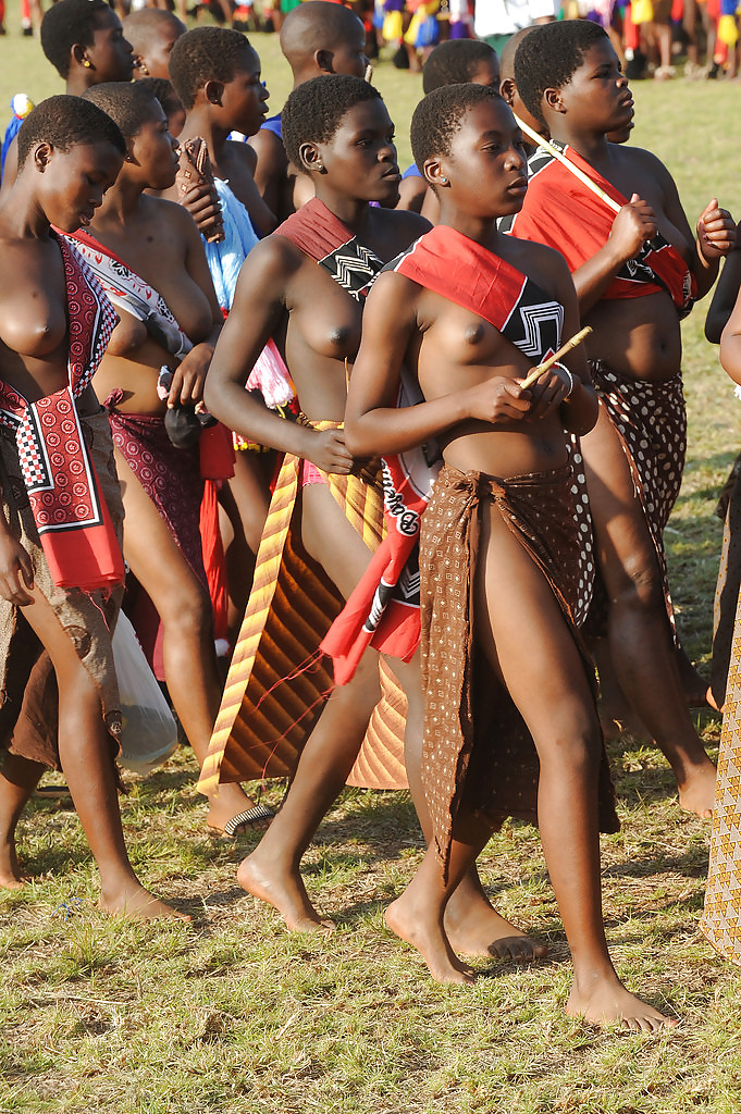 Nackte Mädchen Gruppen 008 - Afrikanische Stammesfeiern 2 #17191482