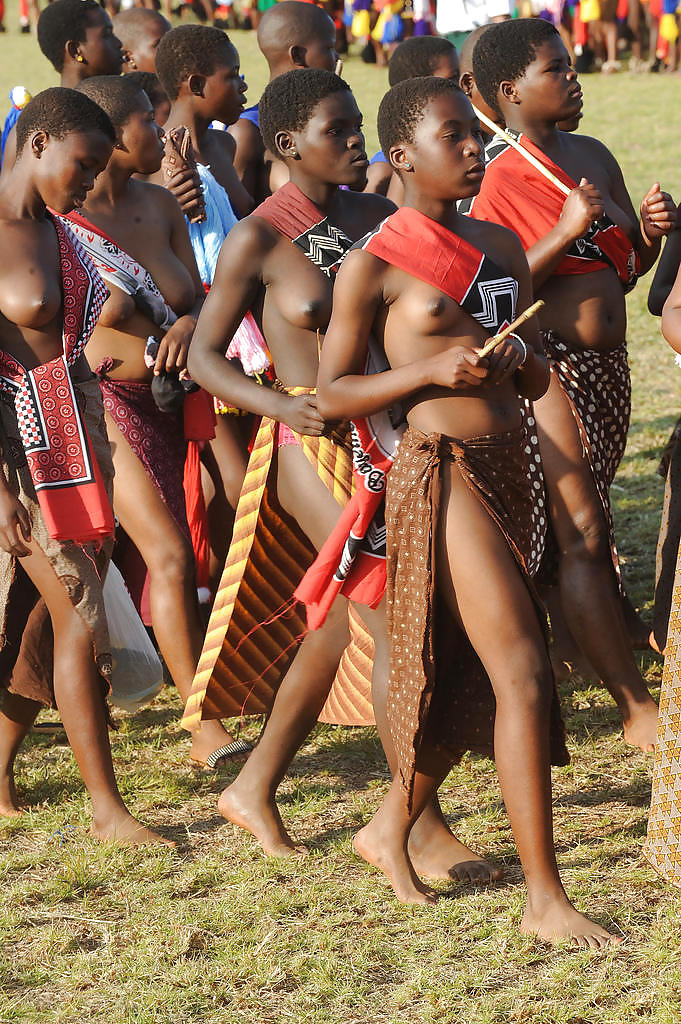 Nackte Mädchen Gruppen 008 - Afrikanische Stammesfeiern 2 #17191550