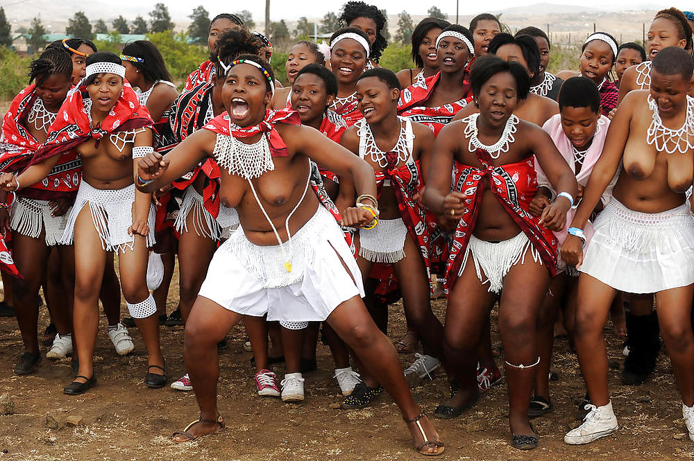 Nackte Mädchen Gruppen 008 - Afrikanische Stammesfeiern 2 #17191598