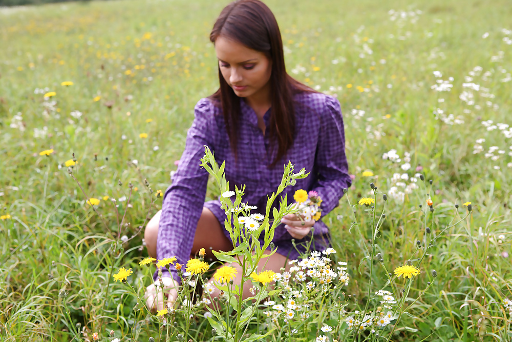 Mature go to naked outdoor on the wild grass #9488214