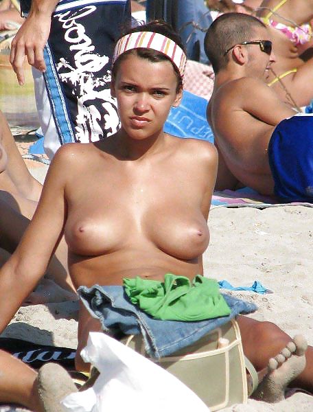 Hermoso día en la playa francesa 6 por voyeur troc
 #9815183
