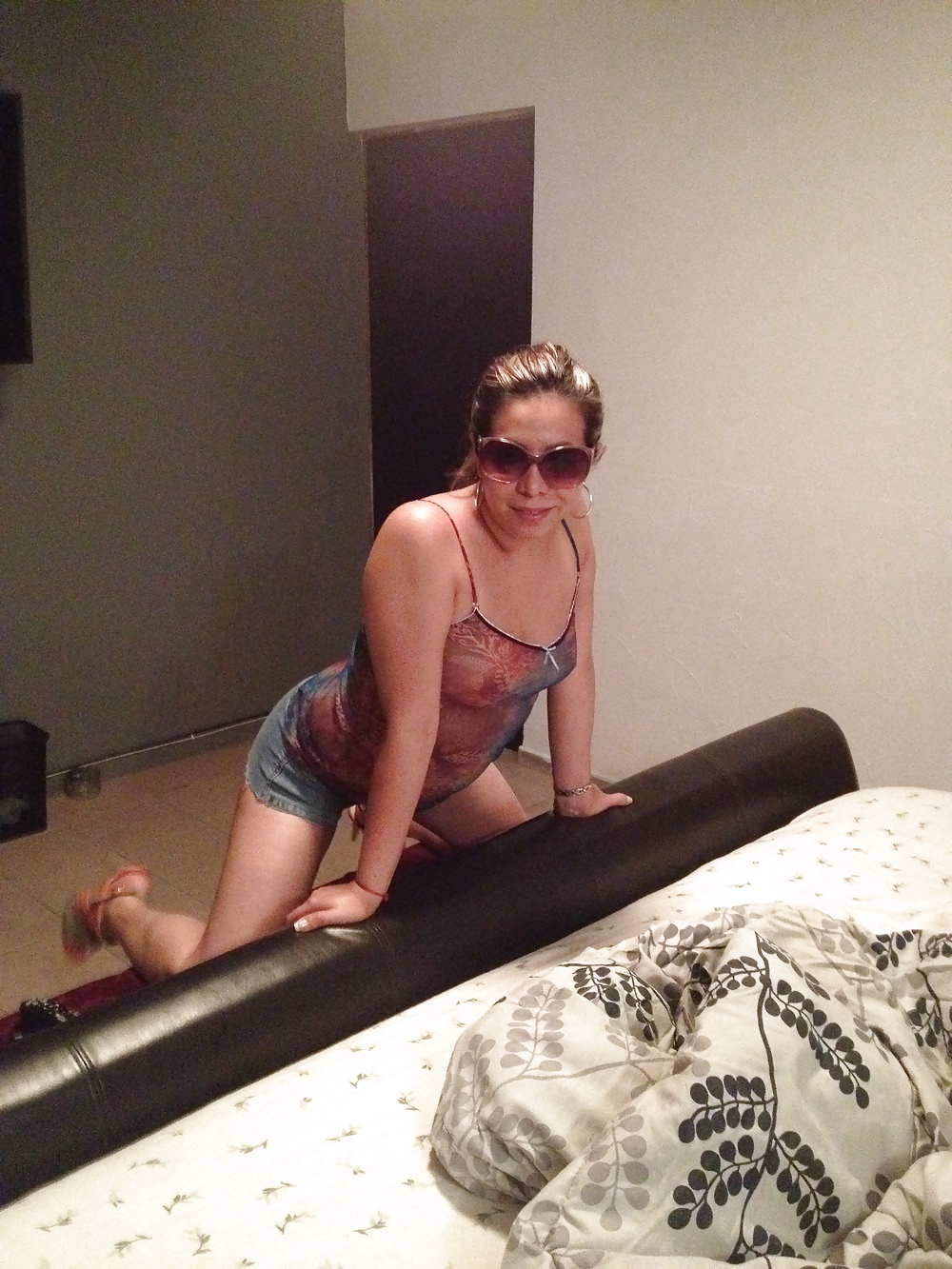 Esposa puta en shorts.wife slut latin milf in shorts
 #11096130