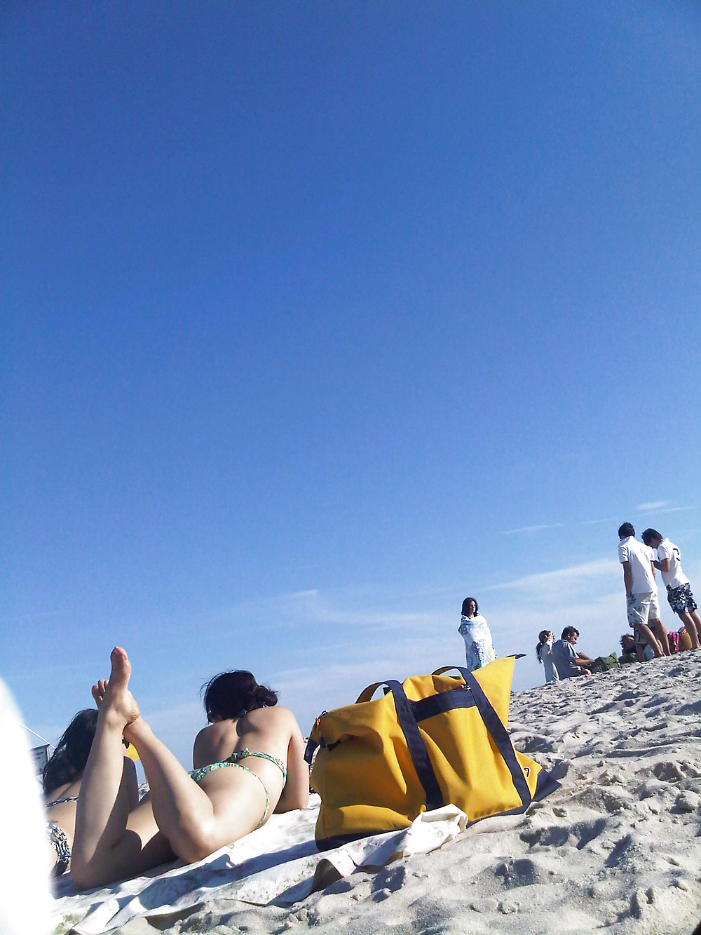 Asiatici sdraiati sulla spiaggia
 #1338431