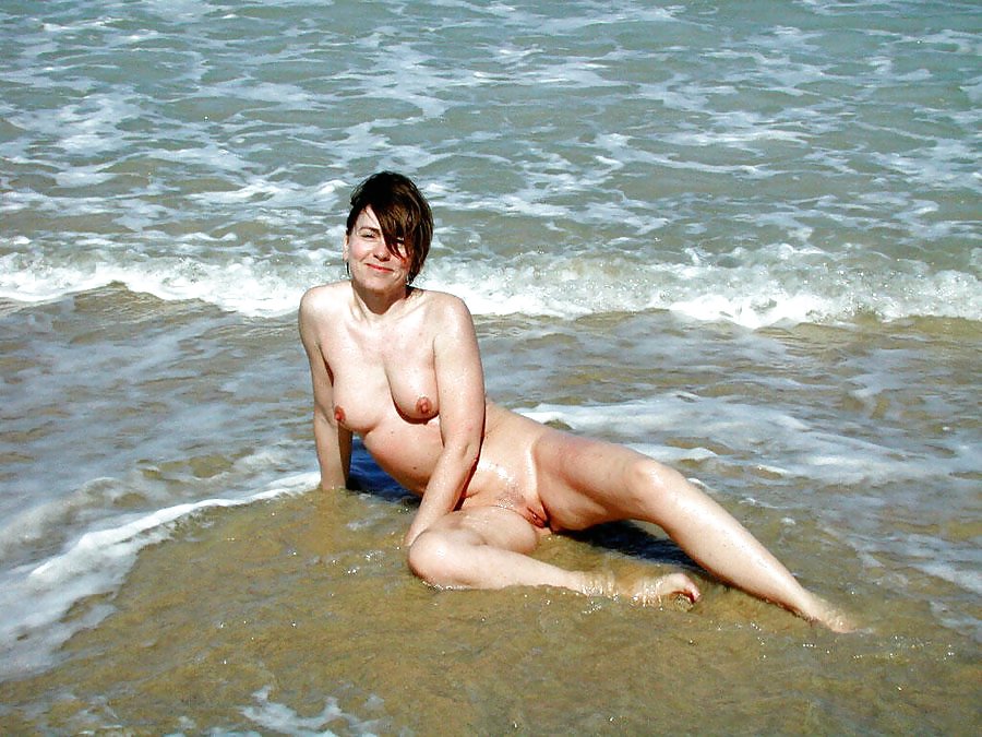 Giovani e milf nude sulla spiaggia 2
 #22809949