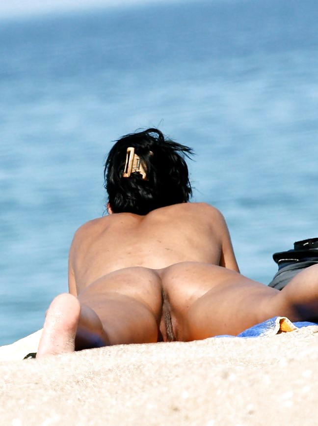 Jóvenes y milfs desnudos en la playa 2
 #22809994