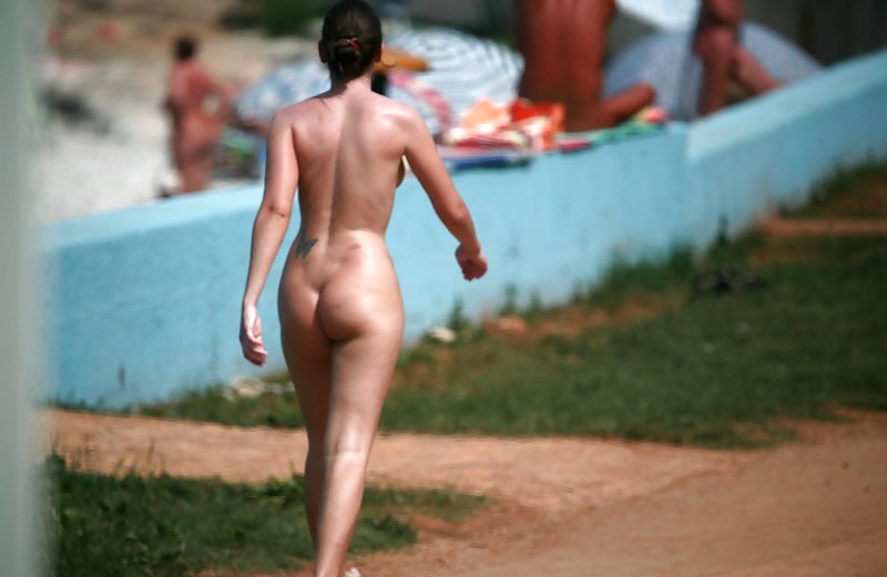 La belleza de los nudistas de playa amateur
 #14881065