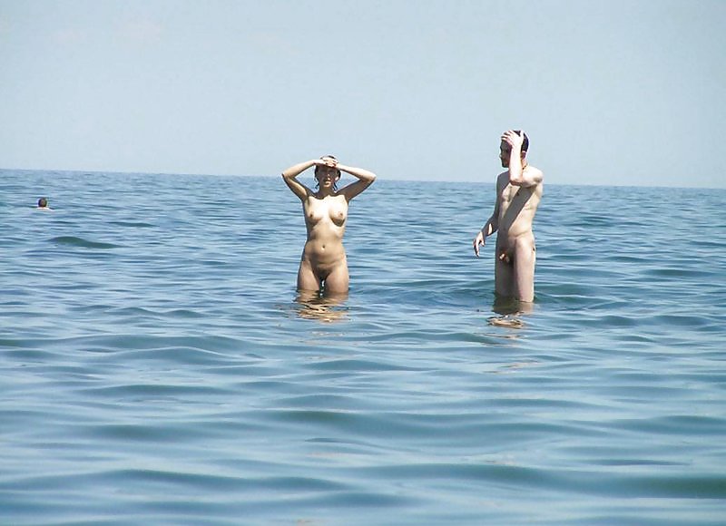 La bellezza dei nudisti amatoriali sulla spiaggia
 #14881129