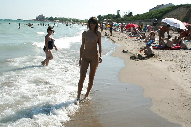 La bellezza dei nudisti amatoriali sulla spiaggia
 #14881181
