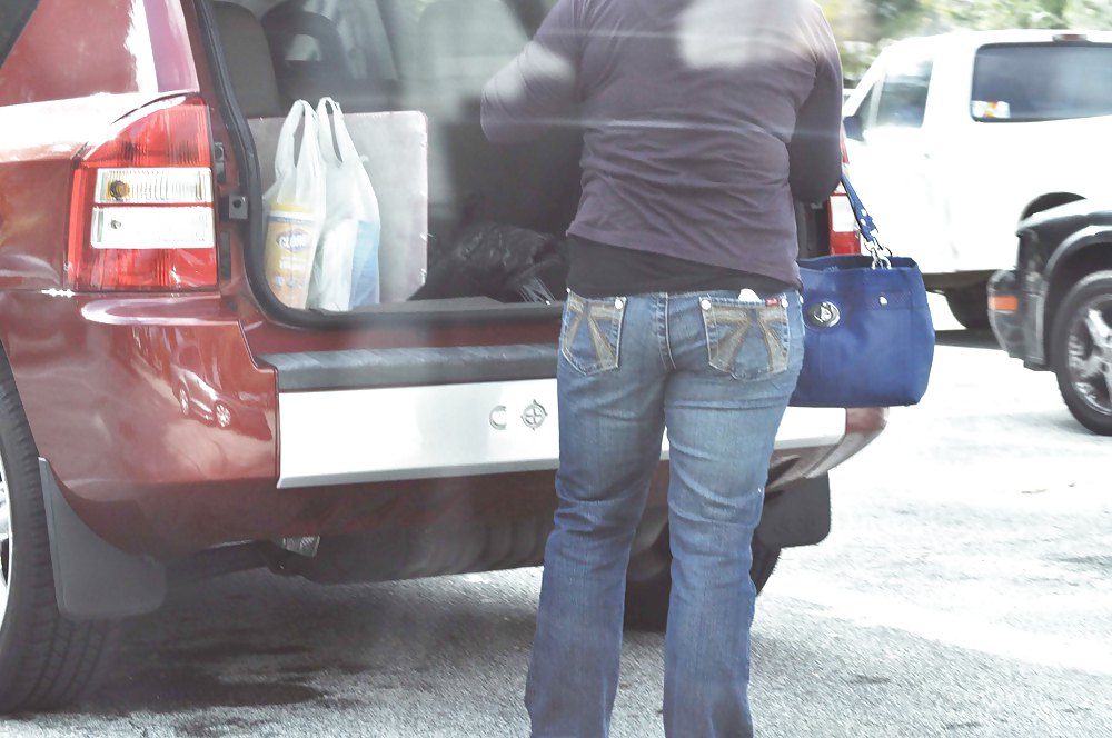 Milf empacando su jeep
 #14054179