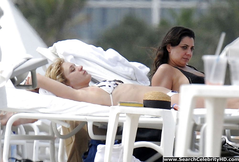 Chloë Sevigny Zeigt Bikini Körper In Miami Beach Ab #17328506
