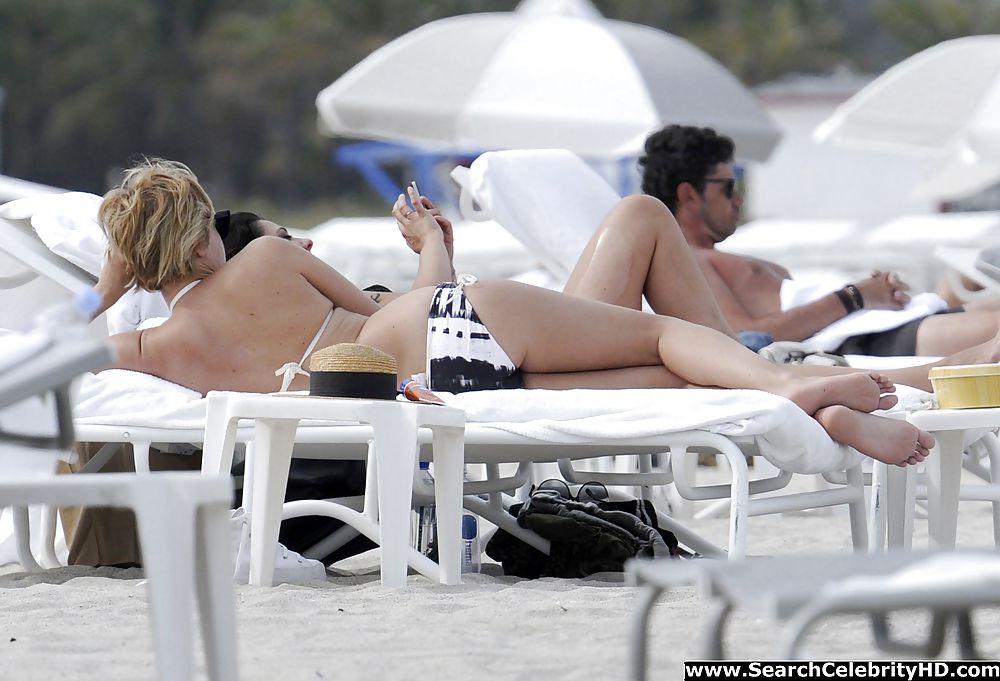 Chloë Sevigny Zeigt Bikini Körper In Miami Beach Ab #17328514
