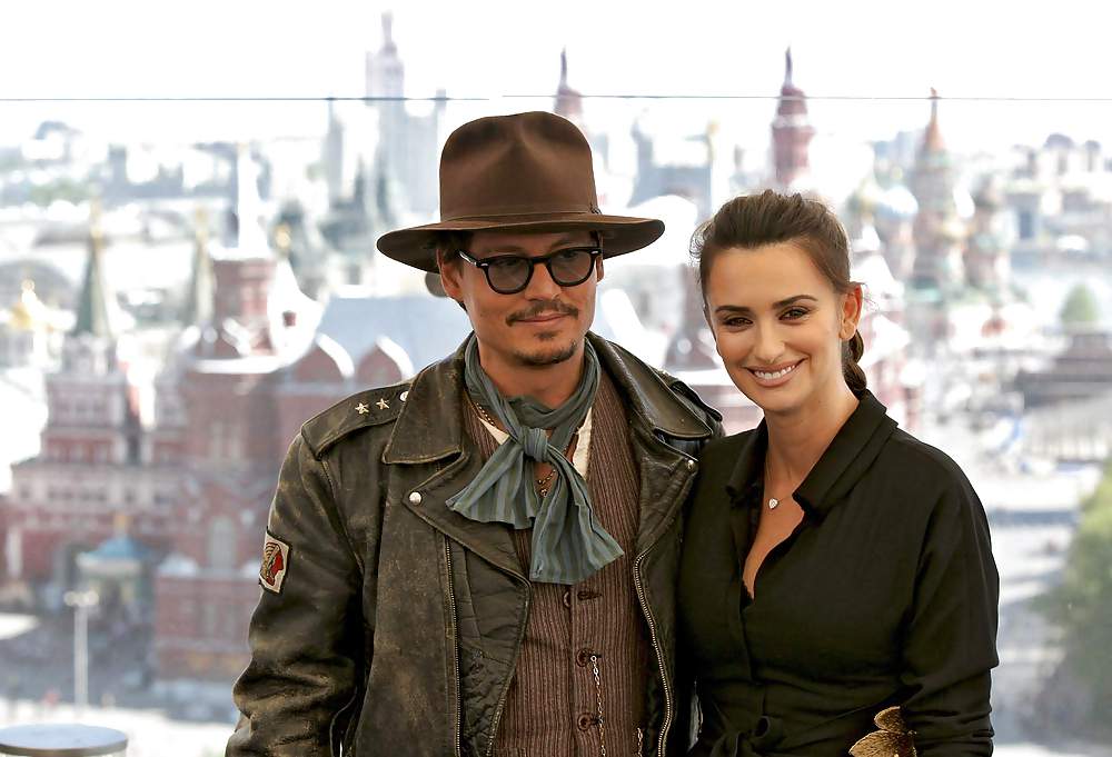 Penelope Cruz POTC On Stranger Tide Photocall in Moscow #5056681