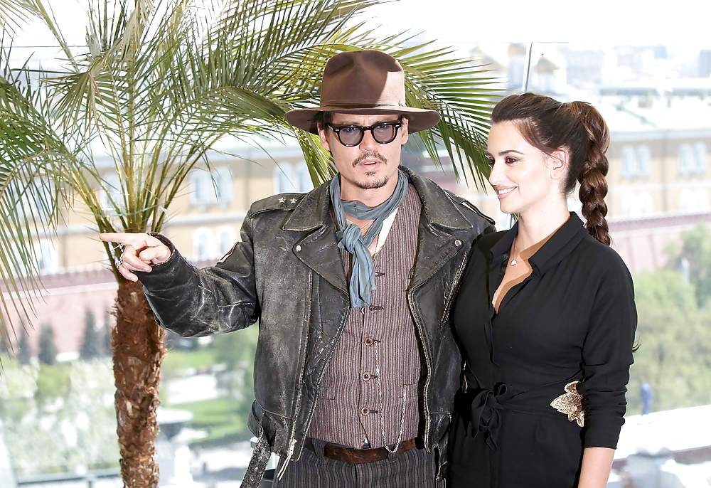 Penelope Cruz POTC On Stranger Tide Photocall in Moscow #5056689