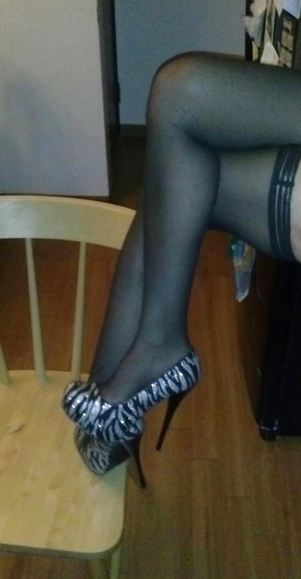 Mi gf posando en algunos zapatos y medias sexy 
 #18640852