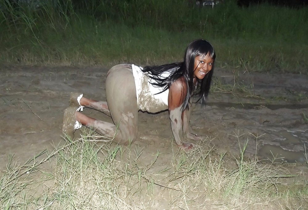 アメリカ・ジョージア州の黒人女性が泥んこ遊びに夢中
 #17308377