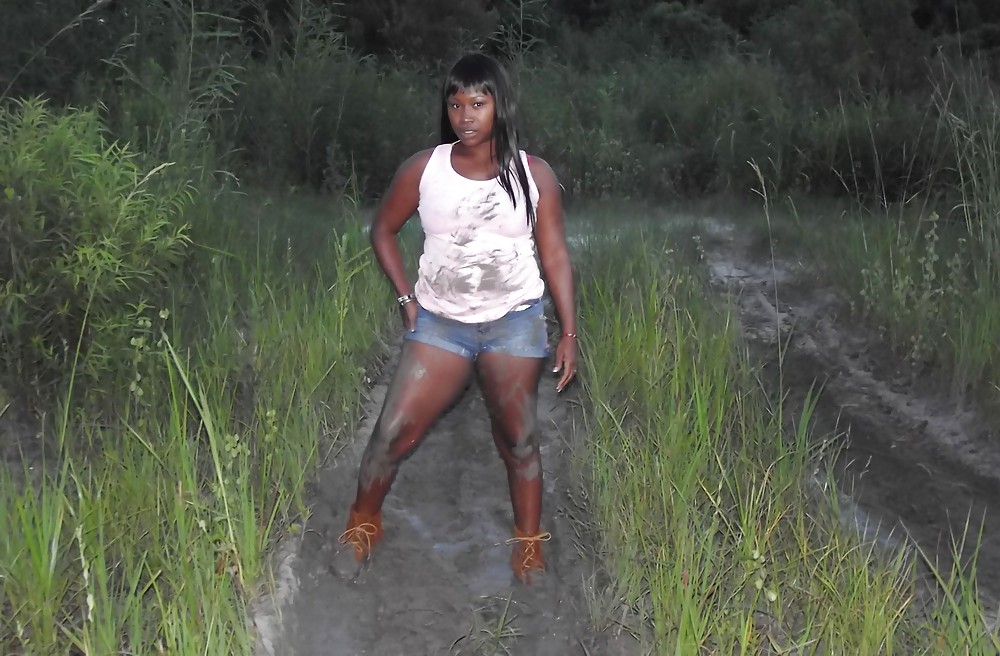 アメリカ・ジョージア州の黒人女性が泥んこ遊びに夢中
 #17308425