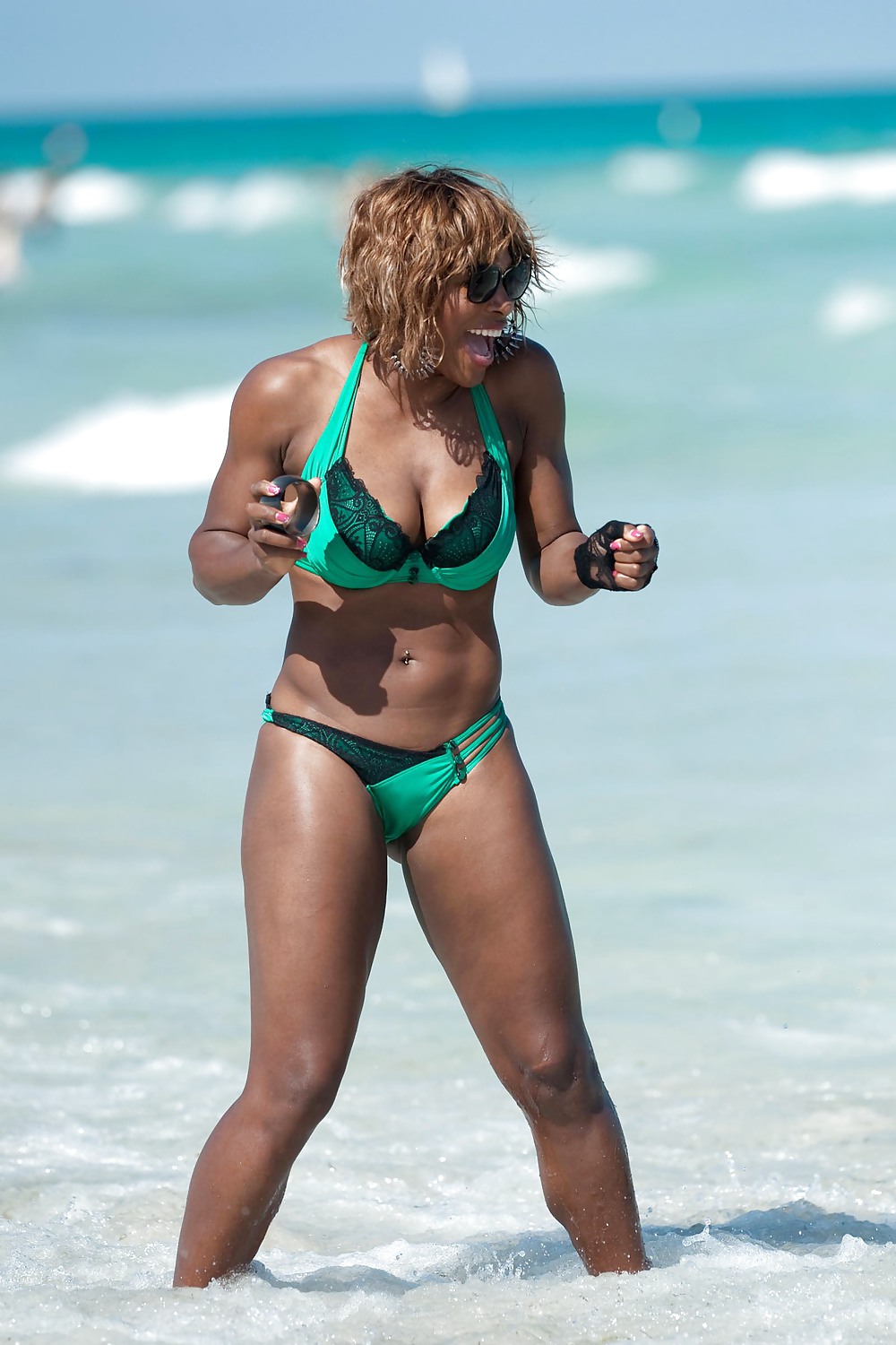 マイアミのビーチでのセレナ・ウィリアムズのモンスターのお尻とおっぱい
 #3191444