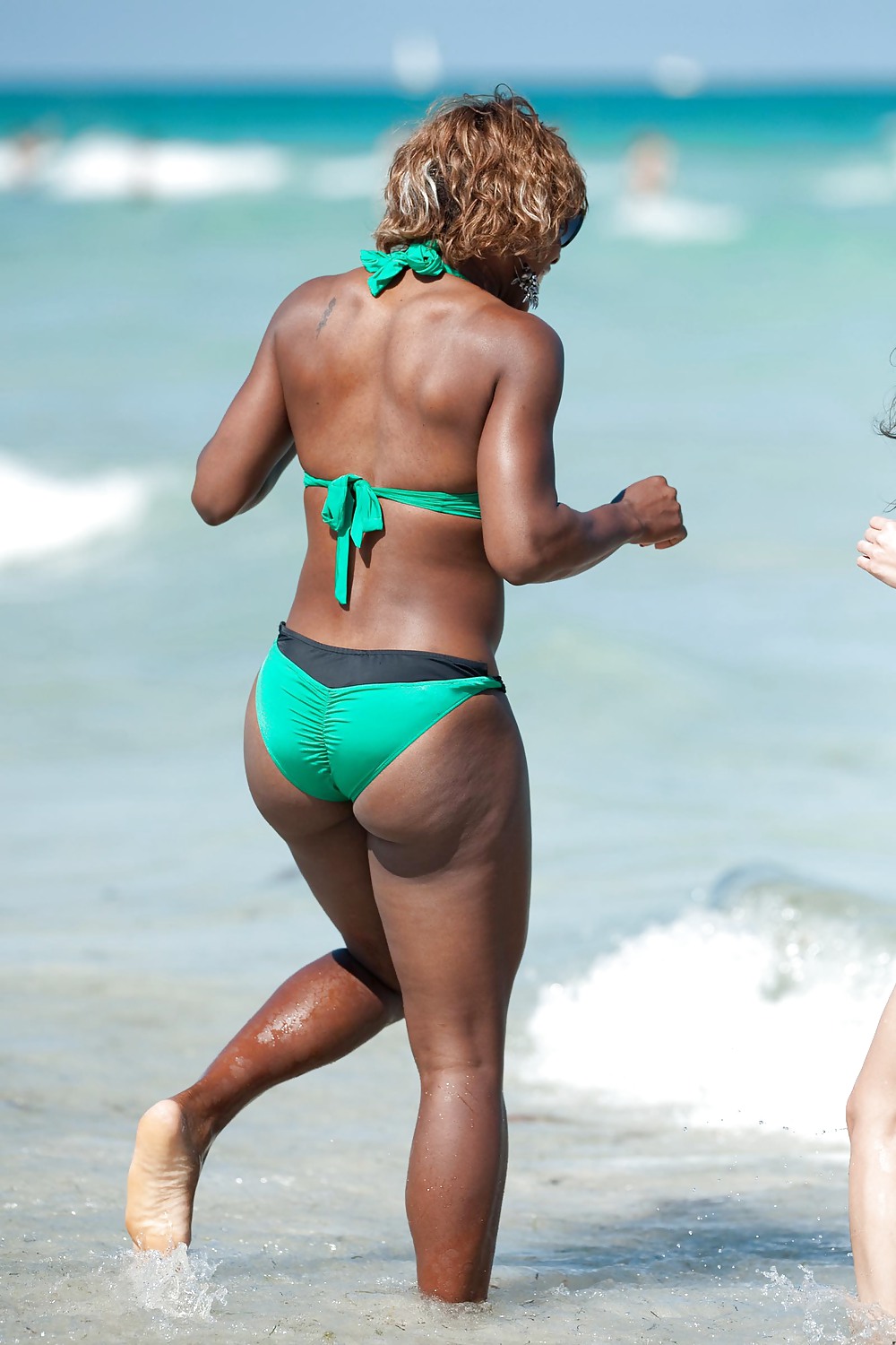 Serena williams mostro culo e tette sulla spiaggia di miami
 #3191510