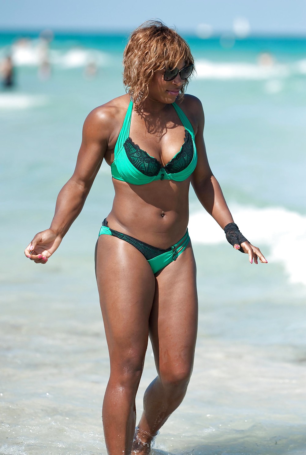 マイアミのビーチでのセレナ・ウィリアムズのモンスターのお尻とおっぱい
 #3191555