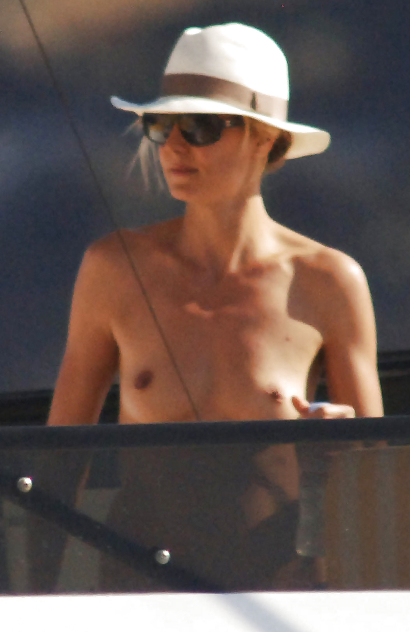 Heidi klum nuevo topless tomando el sol en un yate
 #4755415