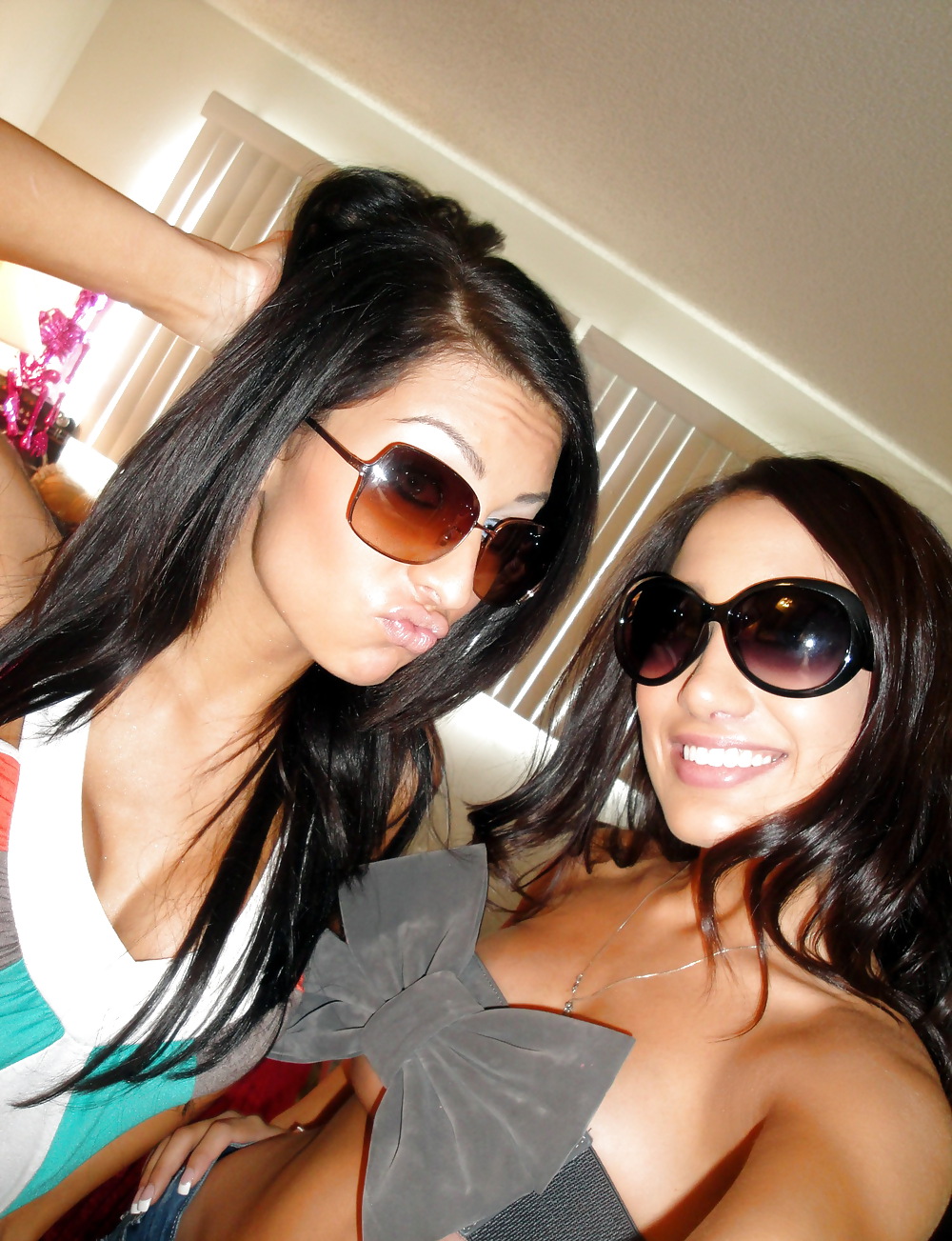 Due incredibili ragazze brune con belle tette grandi
 #3718986
