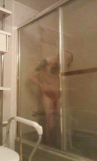 Yo tomando una ducha
 #20732619
