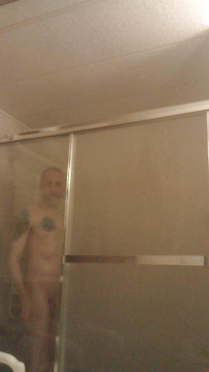Yo tomando una ducha
 #20732816