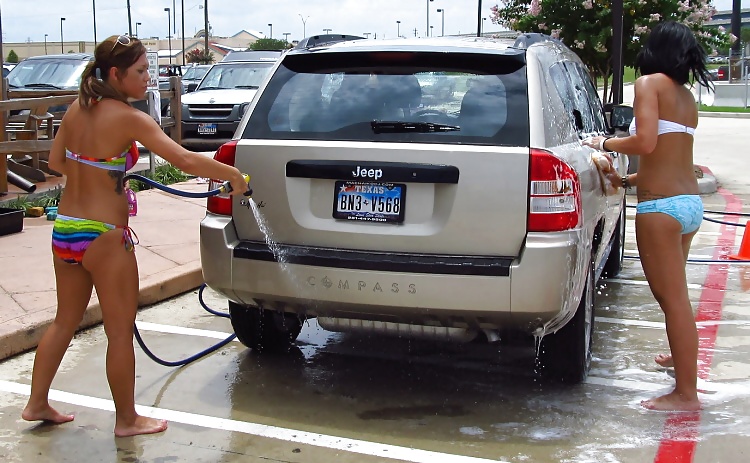 Lavado de coches en bikini
 #12205336