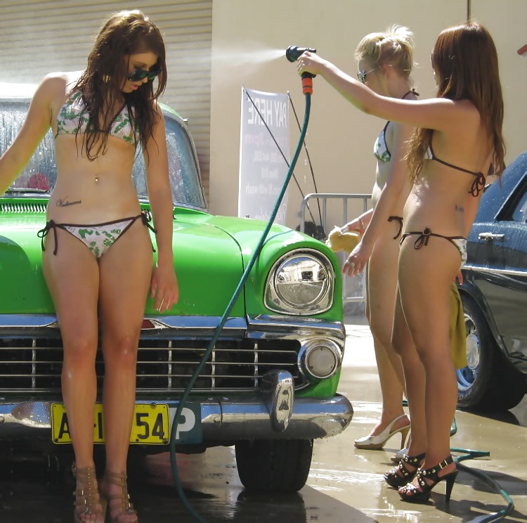 Lavado de coches en bikini
 #12205352