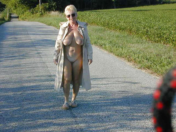 裸の年上の女性の屋外。
 #4798133