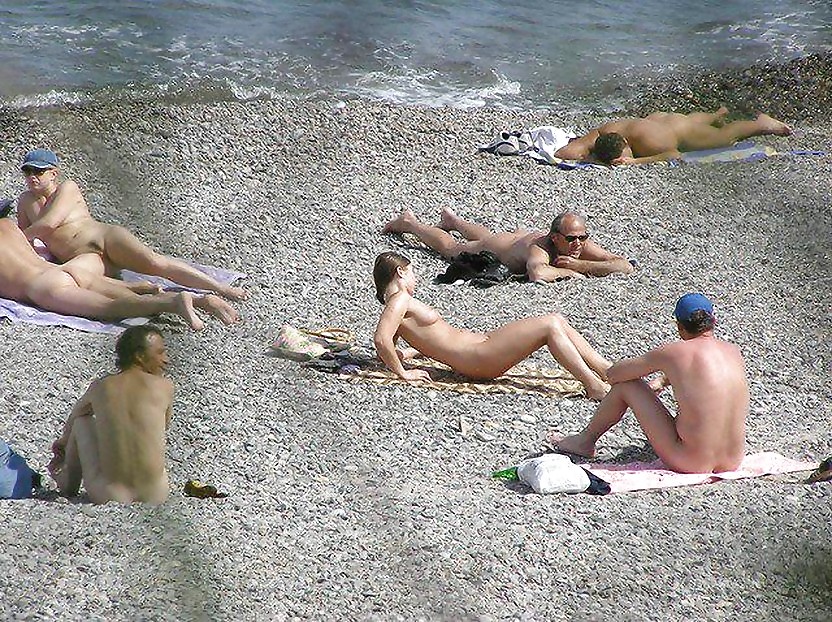 Divertimento sulla spiaggia nudista
 #1905848