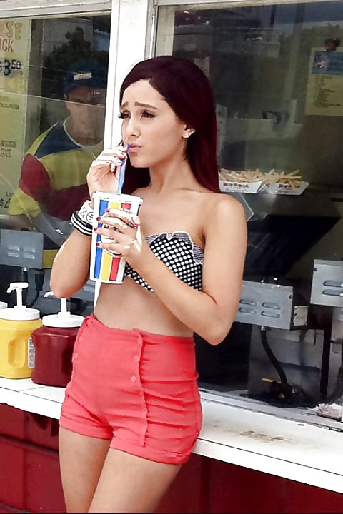 Ariana grande
 #11539430