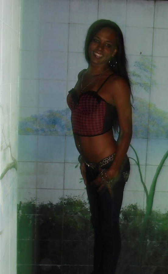 Petite Gurl Zu Eng Für Hahn #18658263