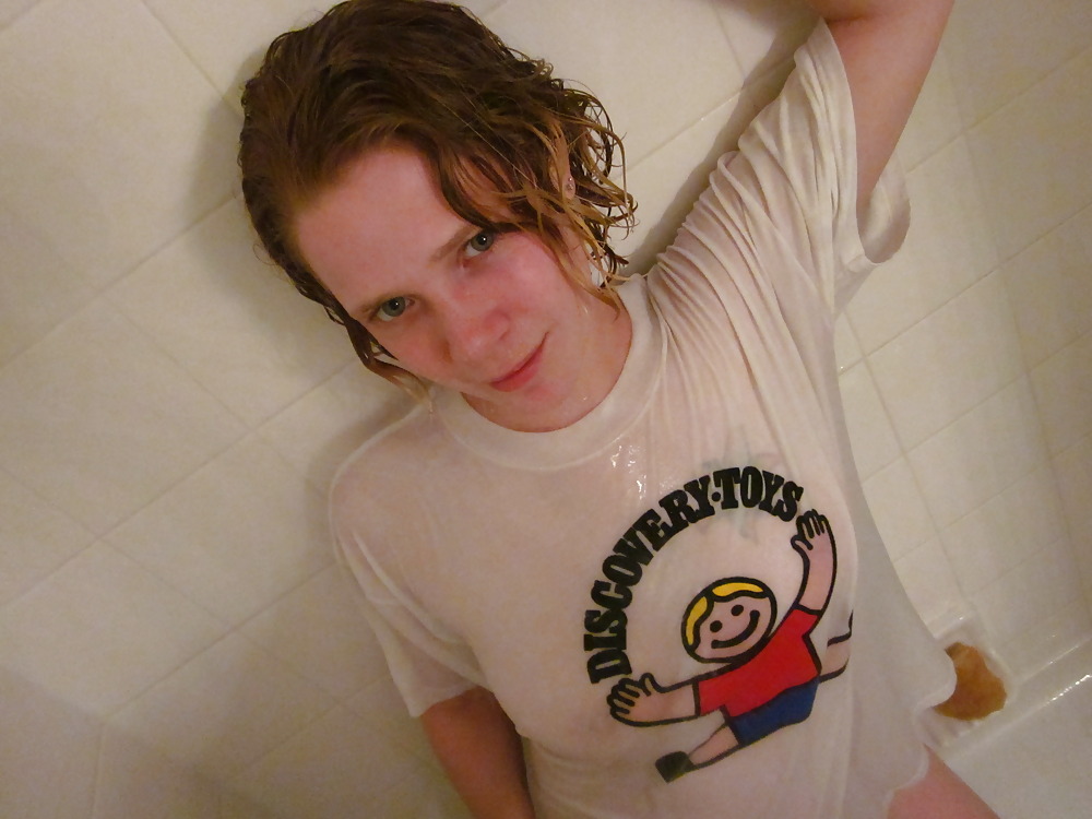 シャワールームでの赤ちゃんの濡れたTシャツコンテスト pt.2
 #2473600