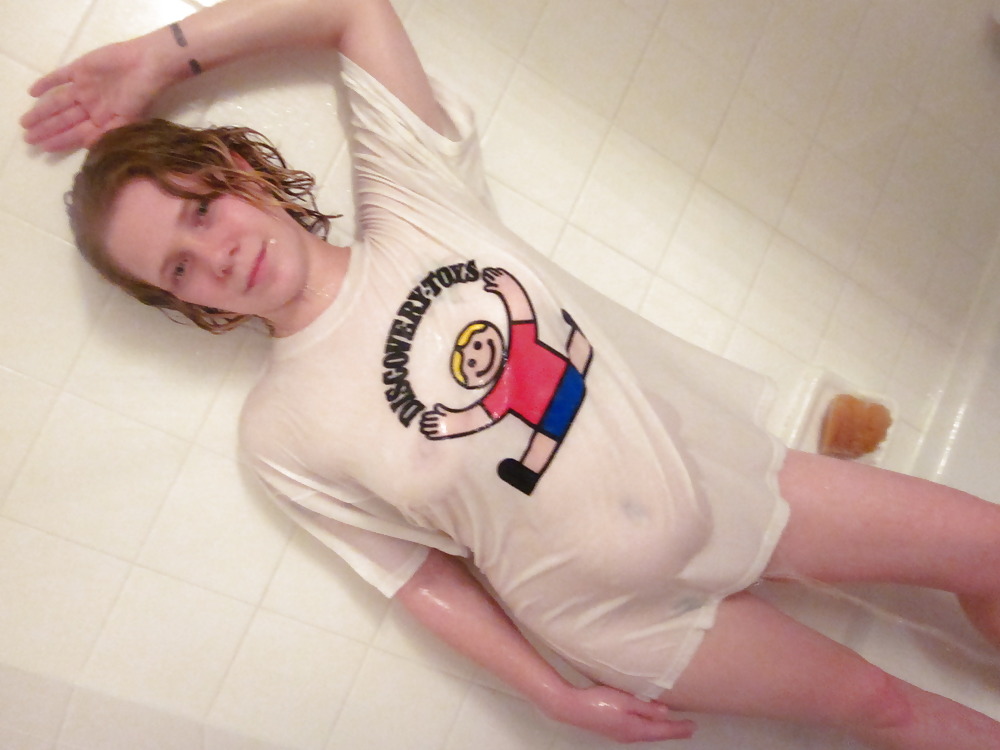 シャワールームでの赤ちゃんの濡れたTシャツコンテスト pt.2
 #2473647