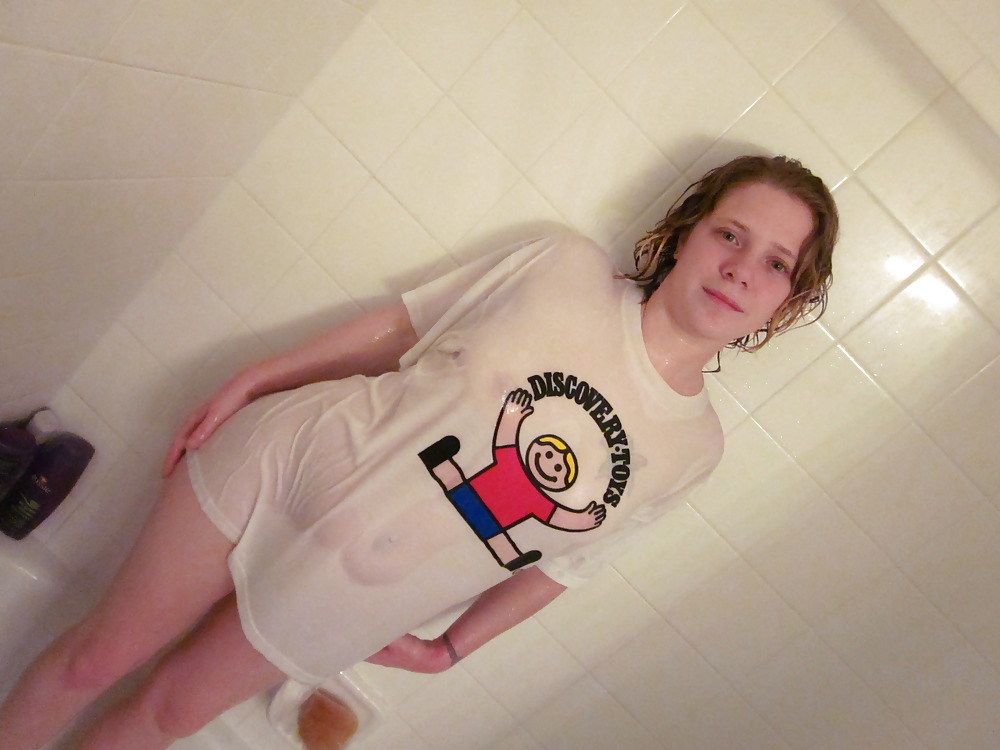 シャワールームでの赤ちゃんの濡れたTシャツコンテスト pt.2
 #2473676