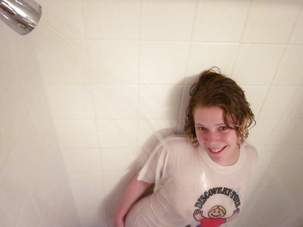 シャワールームでの赤ちゃんの濡れたTシャツコンテスト pt.2
 #2473724