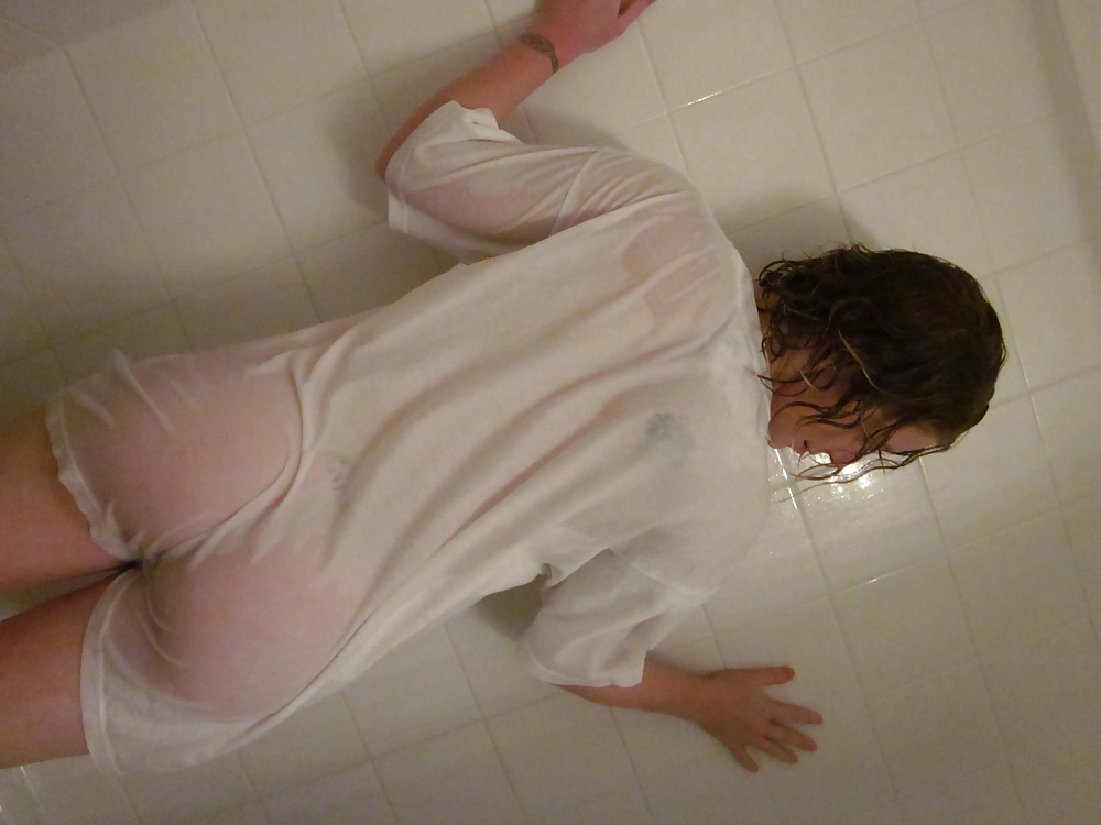 シャワールームでの赤ちゃんの濡れたTシャツコンテスト pt.2
 #2473755