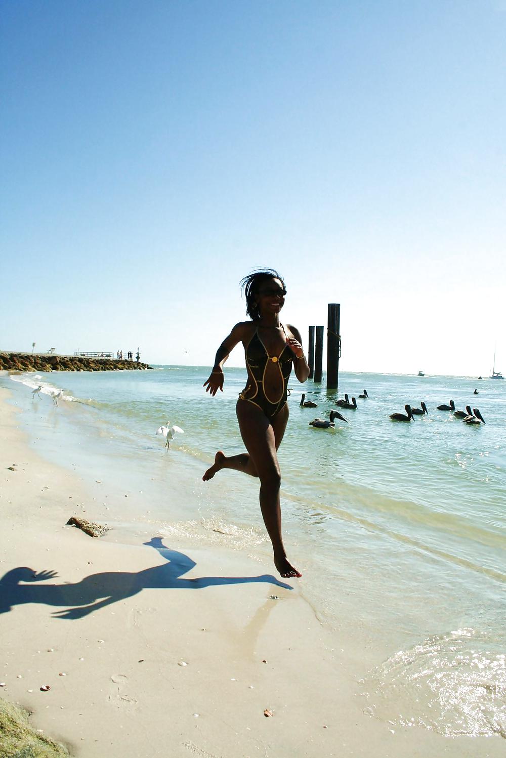 Ragazze nere carine sulla spiaggia i
 #8002328