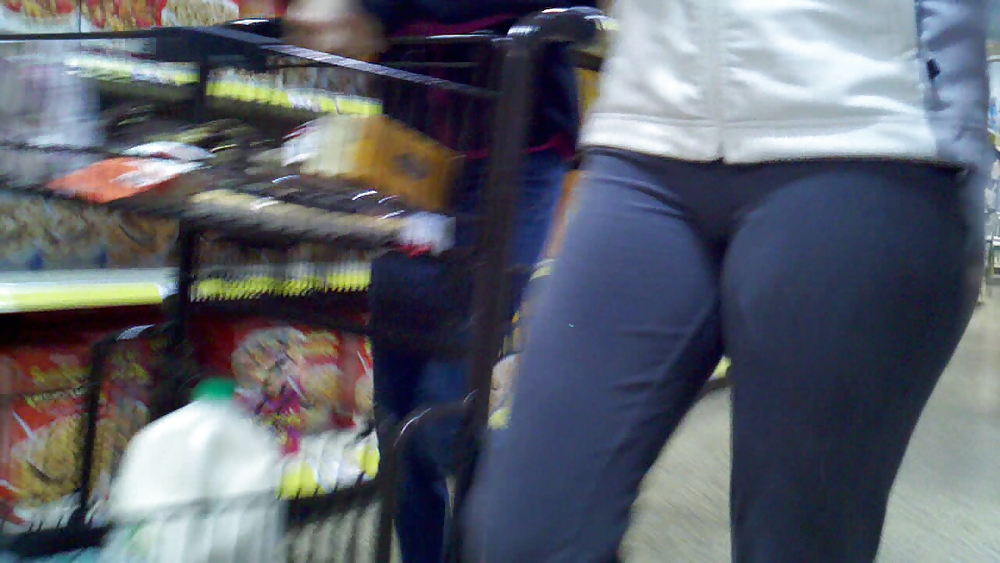 Belle Cameltoe à Wegmans #6887583