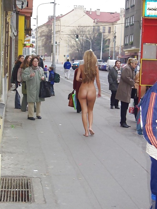 Ragazze nude in pubblico
 #9587423