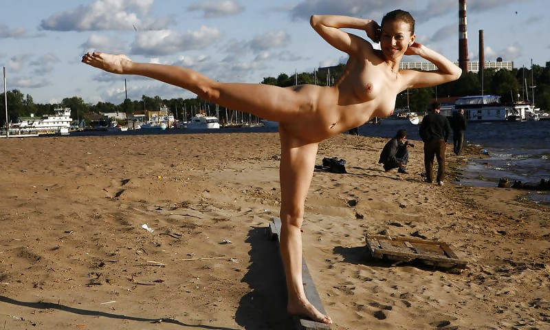 Ragazze di ginnastica nude in pubblico, da blondelover
 #11906719