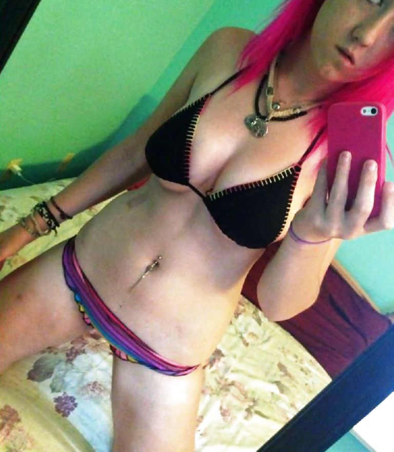 Autofoto de una chica punk pelirroja sexy con grandes tetas
 #20508801