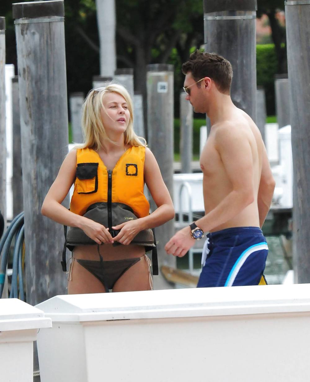 Julianne hough usando un bikini en miami
 #4316551